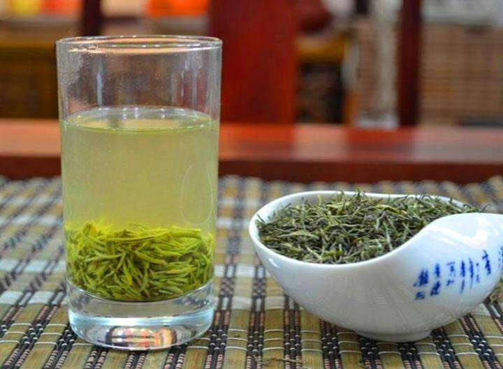 刚沏上一杯茶，闻了一下整个人都