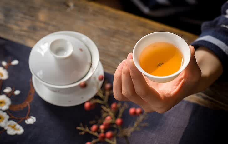 戒烟不是那么容易的,戒烟者多喝