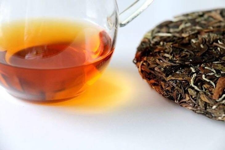 最近發現一個現象：做舊的老白茶，年份越來越大膽！第