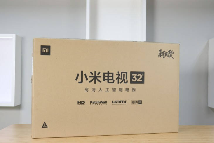 外观:高亮注塑边框 金属后壳 这台电视到手后比预想的要轻很多,包装箱