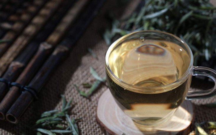 白茶在多年的存放過程中，茶葉內部成分緩慢地發生著變
