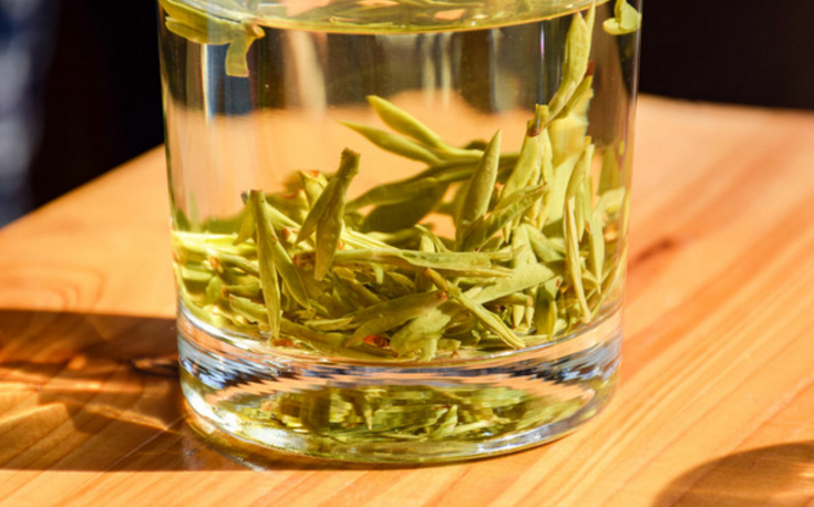爱茶喝茶的人都知道，喝茶是分季节的，即“春花，夏绿