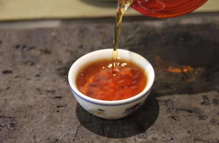 白茶向來有“一年茶，三年藥，七年寶”的說法。但是不