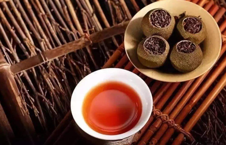 當下的茶葉界中，最火熱的莫過于小青柑了，它小巧玲珑