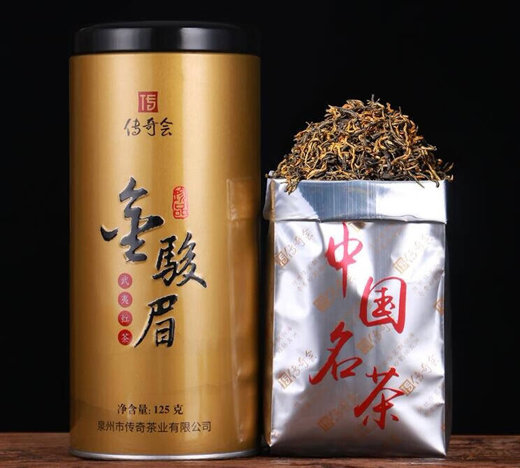 近日，王俊凯晒出一组慵懒随意的照片，并配文:慵懒下