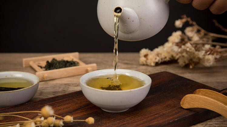 在这寒冷的季节，喝一杯茶与糕点