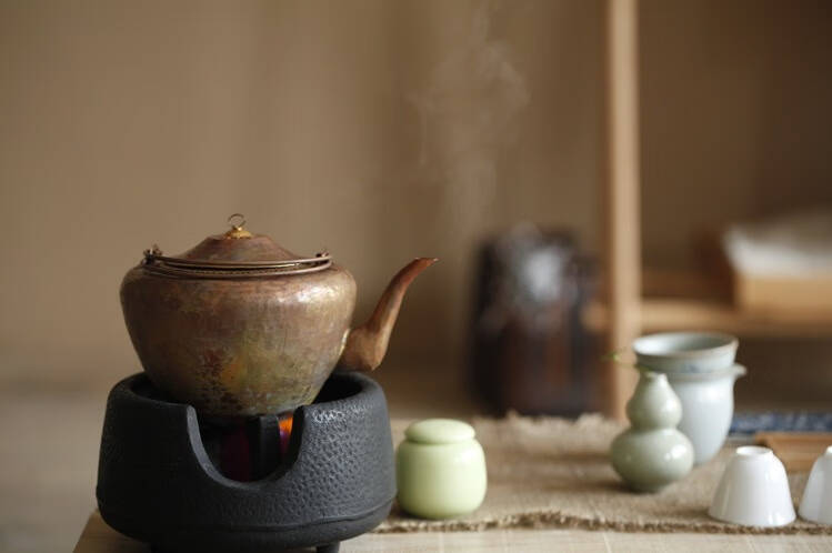 煮茶已经成为一种时尚，捡拾炭火