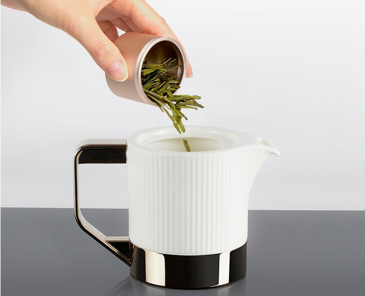 捧一杯满屋飘香的茶，读出人生百