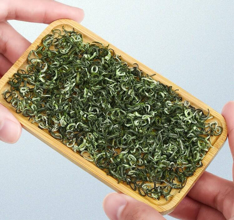 最近，梁静茹在微博上晒出与闺蜜相聚饮茶的照片，仔细