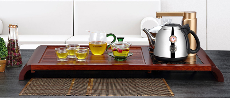 苏东坡说“从来佳茗似佳人。卢仝说:“ 一碗喉吻润,两碗破孤闷。三碗搜枯肠,唯有文字五千卷。 四碗发轻汗,平生不平事,尽向毛孔散。五碗肌骨清,六碗通仙灵。七碗吃不得也,唯觉两腋习习清风生。”中国人生活素来有七件事必不可少:“柴米油盐酱醋茶”。烹茶是雅事,焚琴煮鹤,器物不好雅便也变成了不雅,同种质量的茶