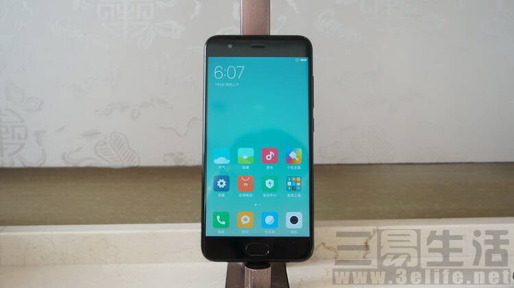 黑版小米6为例,客观地说,这是笔者见过的国产手机中外观一体性最强的