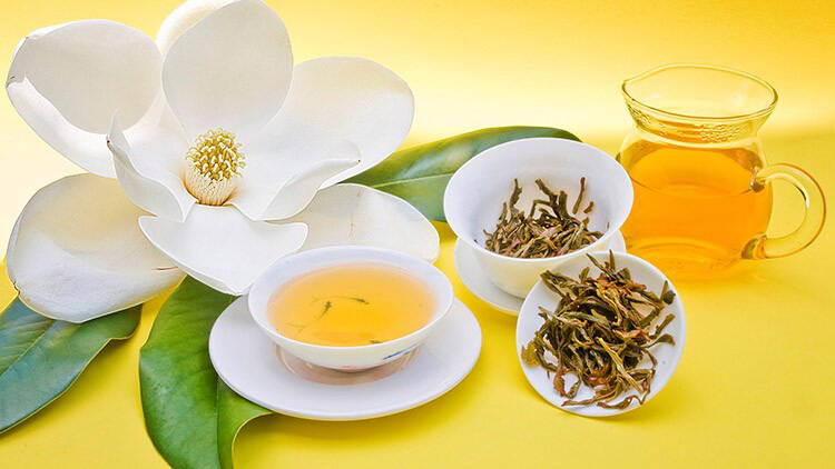 杯中的茶水散发着幽香，淡的却是