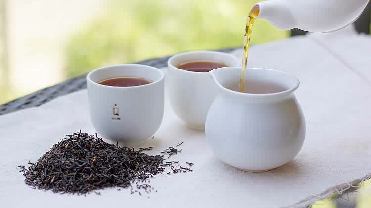 将烦闷的心暂寄在杯水茶间,来享