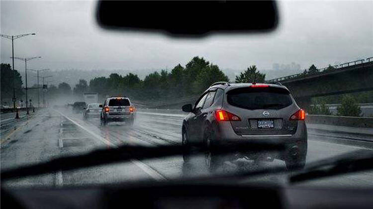 雨水对汽车有危害，难..