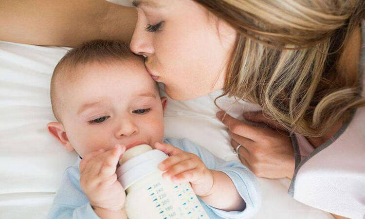 宝宝不喝完牛奶，妈妈..