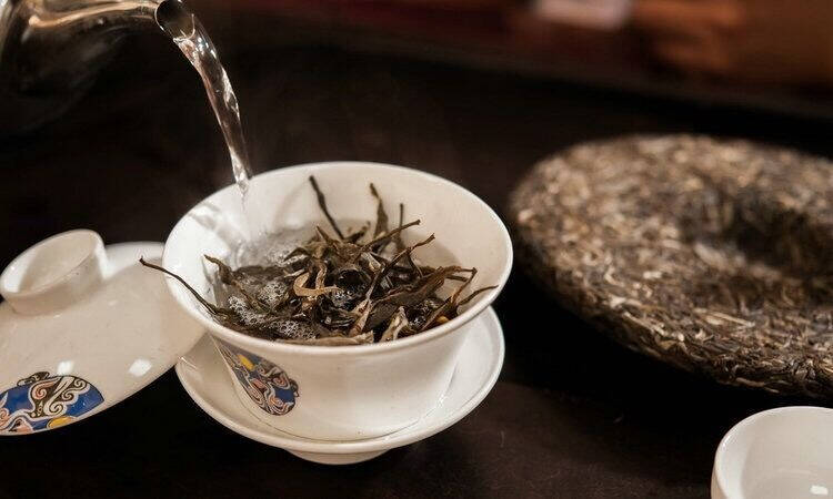 每年2-5月所采摘的普洱茶茶菁所制作而成的茶品爲春