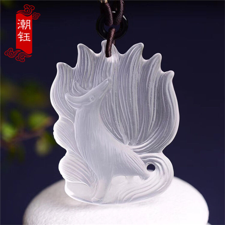 白色九尾狐图片