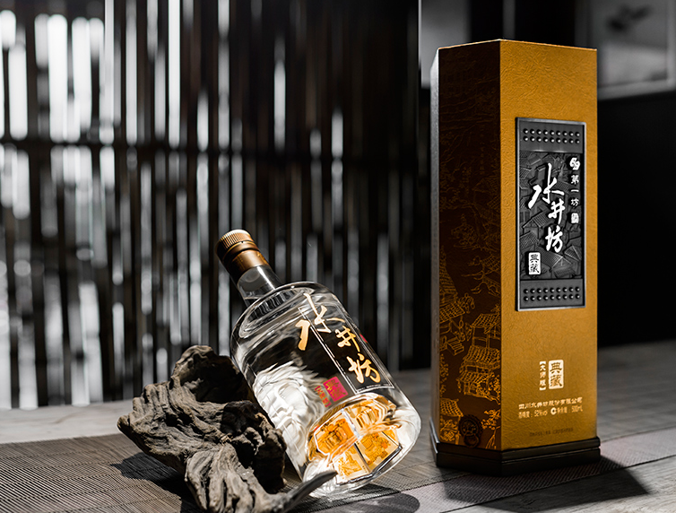 年底，与好友饮一壶好酒，一盏清