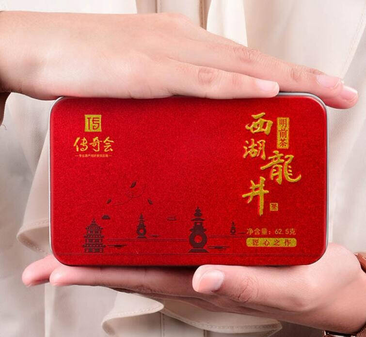 近日，王俊凯晒出一组慵懒随意的照片，并配文:慵懒下