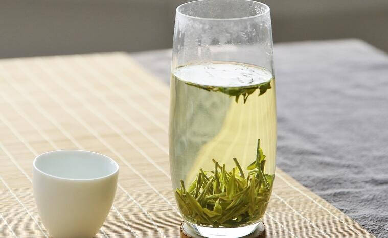 喝茶经常受到人们的热议，当然关于喝茶的言论更多是关于它的养生理论。茶叶，一种天然的植物，无论是红茶还是绿茶，再或是其他茶品，都有着其特殊的香味。和各种甜饮料相比，建议大家可以喝茶，但是要注意饮茶细节。比如什么时间喝茶更加健康？喝茶的过程中该注意哪些细节？—❶—经常喝茶对身体有何好处？关于喝茶，坊间流