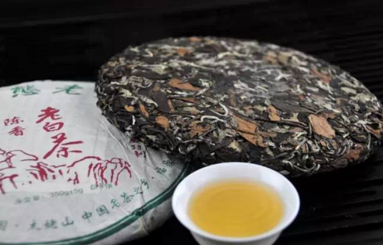 最近發現一個現象：做舊的老白茶，年份越來越大膽！第