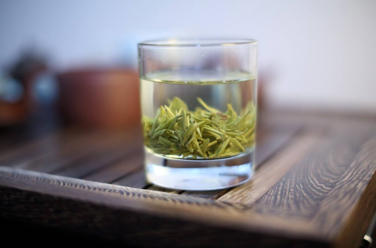 綠茶是未經發酵制成的茶，保留了鮮葉中的天然物質，茶