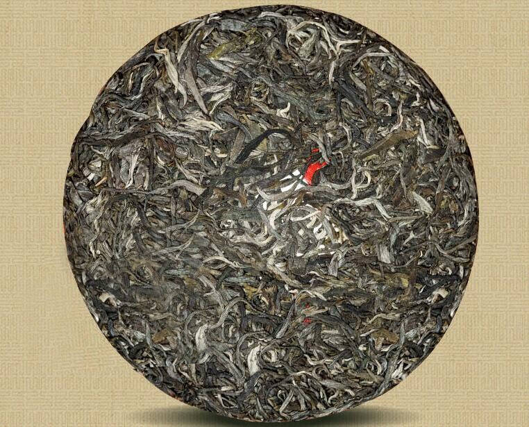 初入茶界的茶友，想必一定對於普洱茶的拼配很好奇，到底怎樣的茶是拼配茶？是古樹純料好還是拼配茶好？想必你一定心生疑問。那麼，今天就和三食六計一起尋找答案：什麼是普洱茶拼配？關於拼配，不同茶品種類對純料要求不同，在臺灣，純料必須為扡插無形繁殖、同一品種，在同一產區相對接近海拔、同一季節、一日內約四小時內