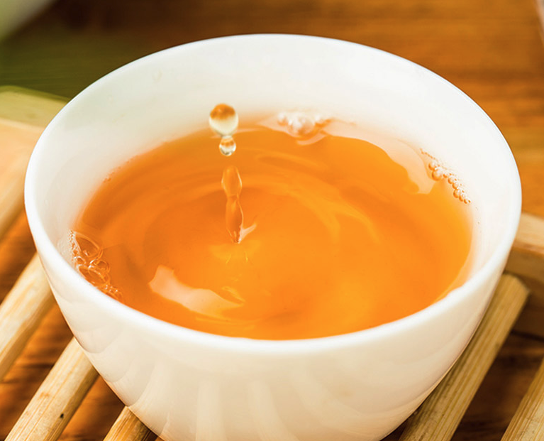手捧一杯养生黑茶，决意把秋冷冬