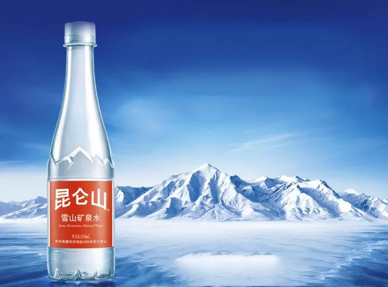 用昆仑山雪山水煮茶，盘腿而坐落