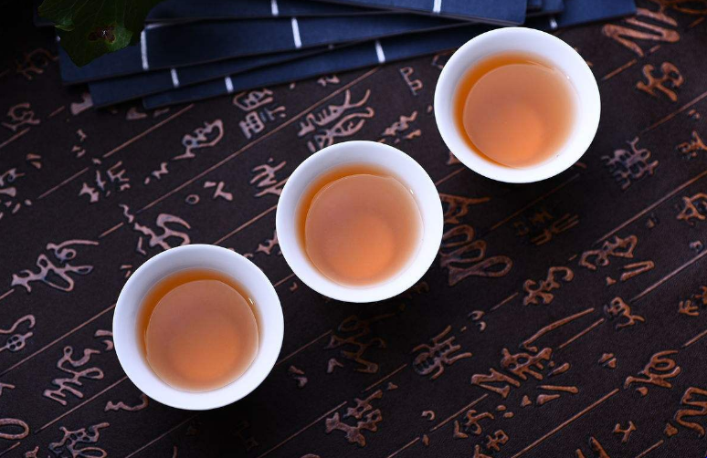 在品茗茶过程中，感受茶之味，体