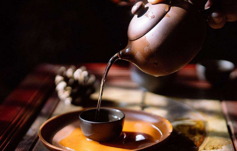 在品茗茶过程中，感受茶之味，体