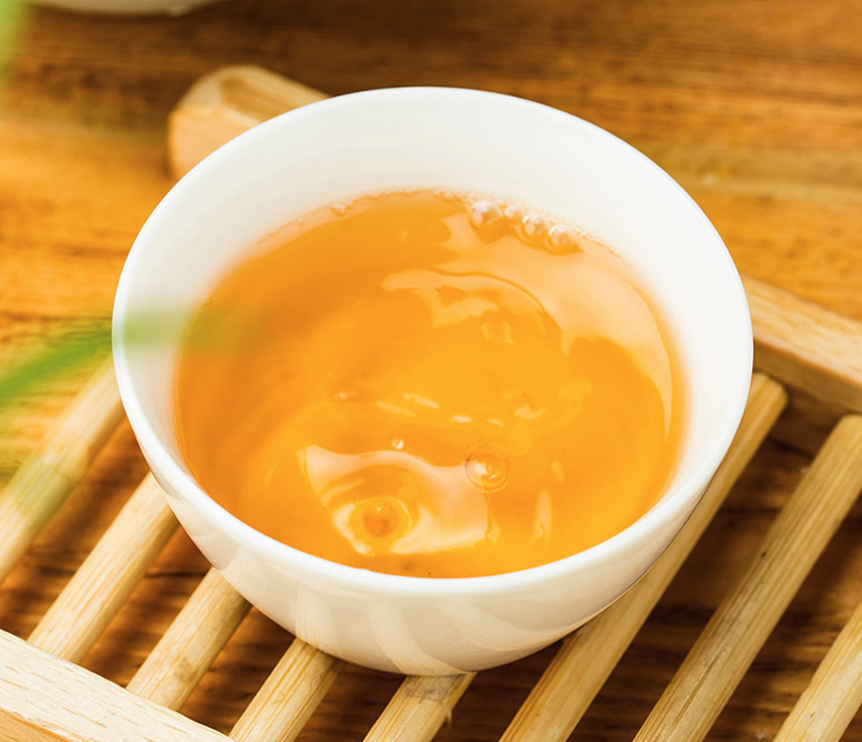 手捧一杯养生黑茶，决意把秋冷冬