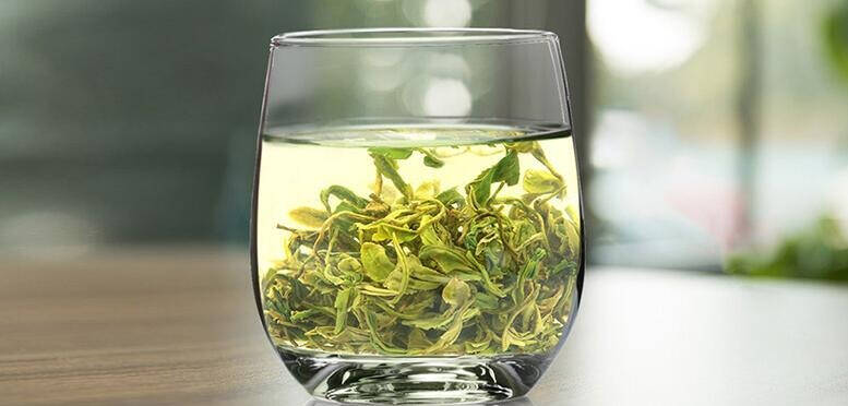 喝茶经常受到人们的热议，当然关于喝茶的言论更多是关于它的养生理论。茶叶，一种天然的植物，无论是红茶还是绿茶，再或是其他茶品，都有着其特殊的香味。和各种甜饮料相比，建议大家可以喝茶，但是要注意饮茶细节。比如什么时间喝茶更加健康？喝茶的过程中该注意哪些细节？—❶—经常喝茶对身体有何好处？关于喝茶，坊间流