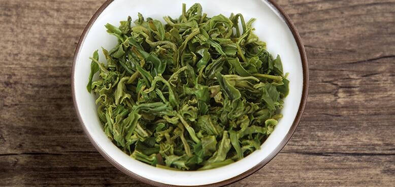 喝茶经常受到人们的热议，当然关于喝茶的言论更多是关于它的养生理论。茶叶，一种天然的植物，无论是红茶还是绿茶，再或是其他茶品，都有着其特殊的香味。和各种甜饮料相比，建议大家可以喝茶，但是要注意饮茶细节。比如什么时间喝茶更加健康？喝茶的过程中该注意哪些细节？—❶—经常喝茶对身体有何好处？关于喝茶，坊间流