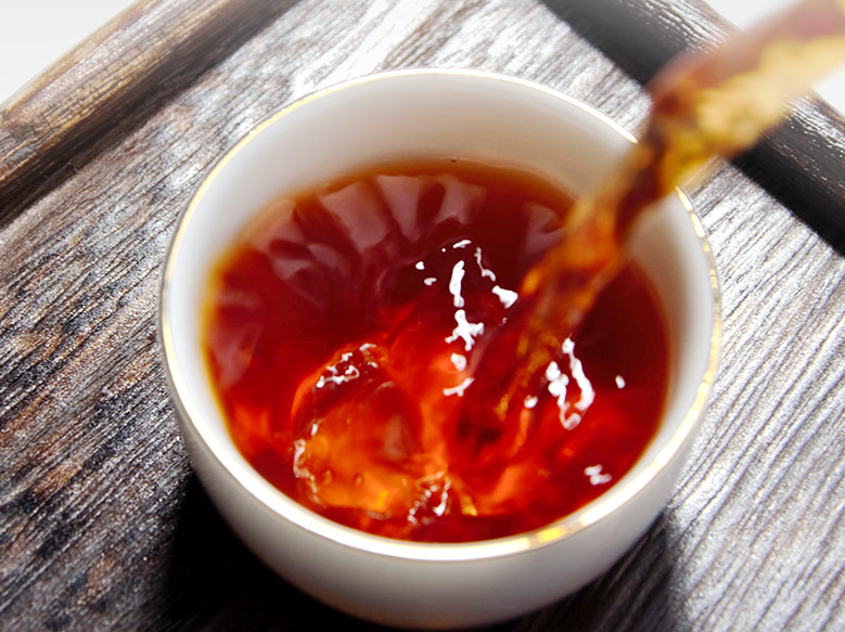 茶是中国文化的缩影，古代文人墨客将其伴于身边，手捧