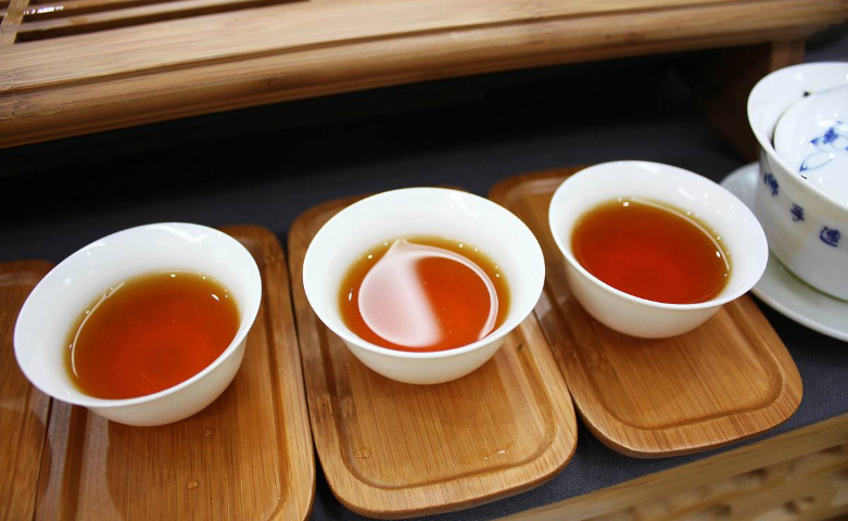 在品茗茶过程中，感受茶之味，体