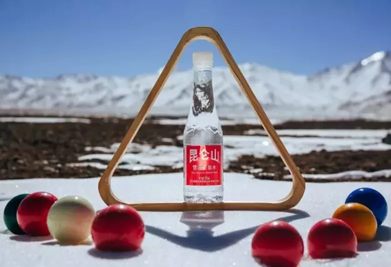 用昆仑山雪山水煮茶，盘腿而坐落