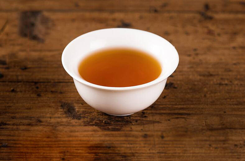 品一盏老茶芳香四溢,健康的饮茶