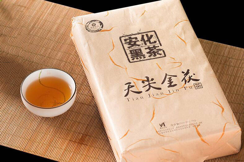 品一盏老茶芳香四溢,健康的饮茶