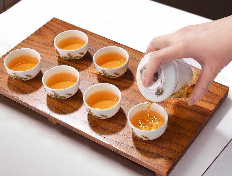 古有青梅煮酒论英雄，如今以茶品