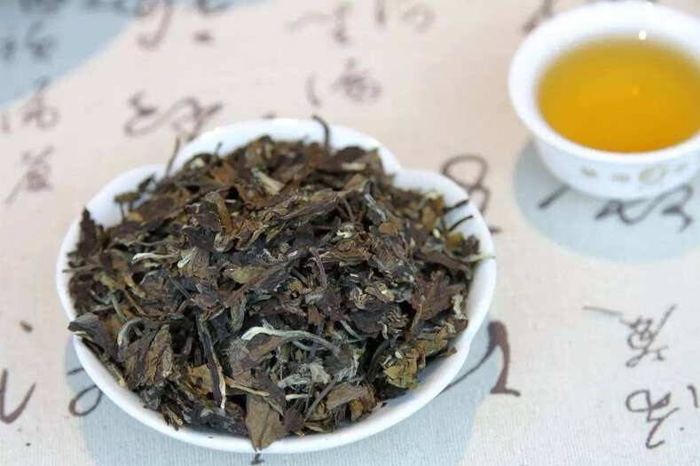 夏天，驕陽高溫，溽暑蒸人，出汗多，人體內津液消耗大