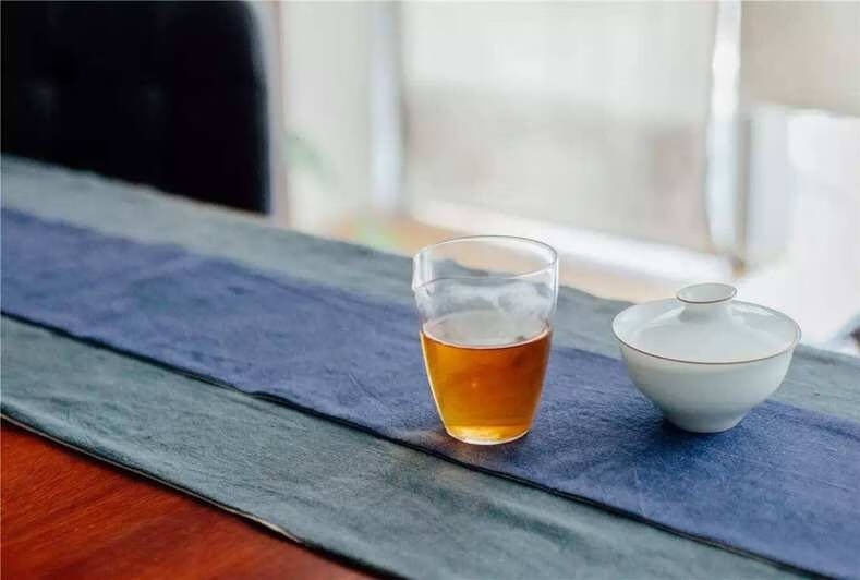 冲泡白茶时，闷泡，坐杯，留根，