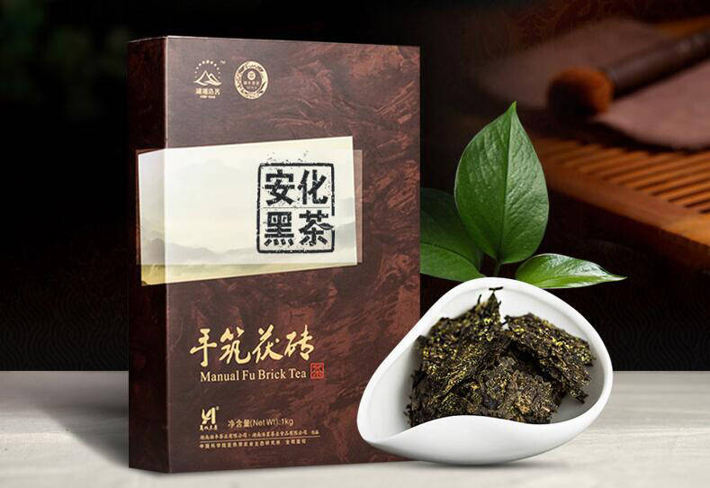 品一盏老茶芳香四溢,健康的饮茶