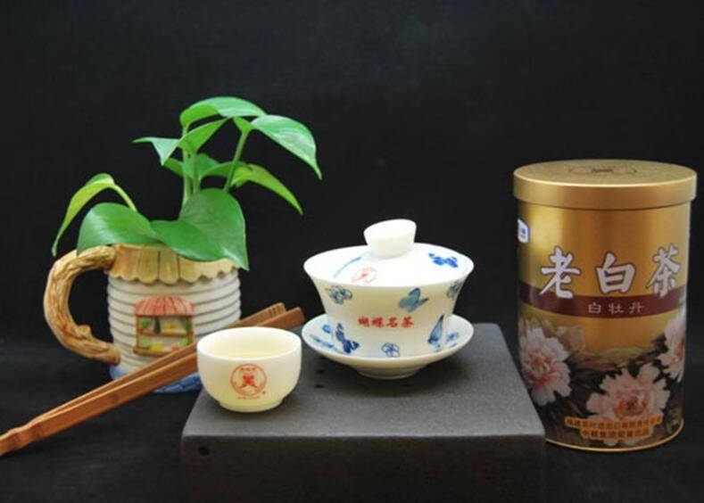 冲泡白茶时，闷泡，坐杯，留根，