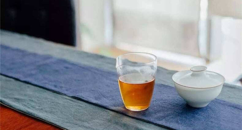 白茶工藝簡單，功效獨特，是自然健康的保健茶飲。市面