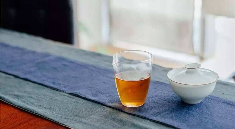 白茶具有年份越久，價值越高的特點，自然而然會被貼上