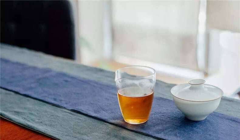 白茶的藥效性能很好，有多方面的保健作用。衝泡後品嘗