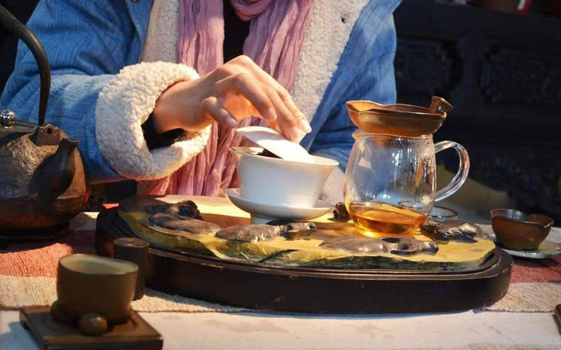 品茶，高品質的普洱生茶應具備苦澀香甜不同口味層次轉