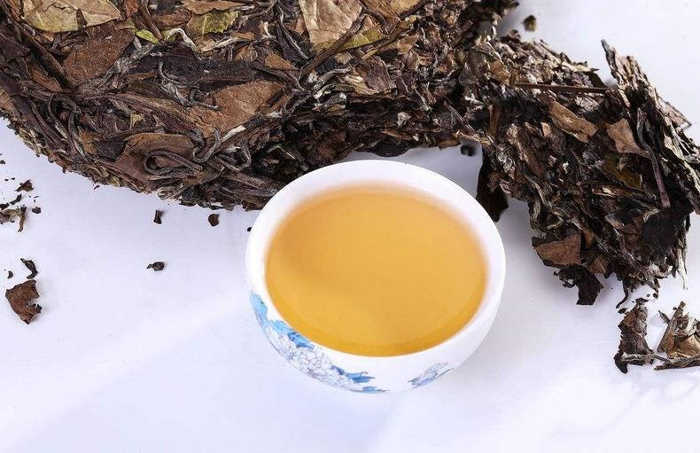 最近發現一個現象：做舊的老白茶，年份越來越大膽！第