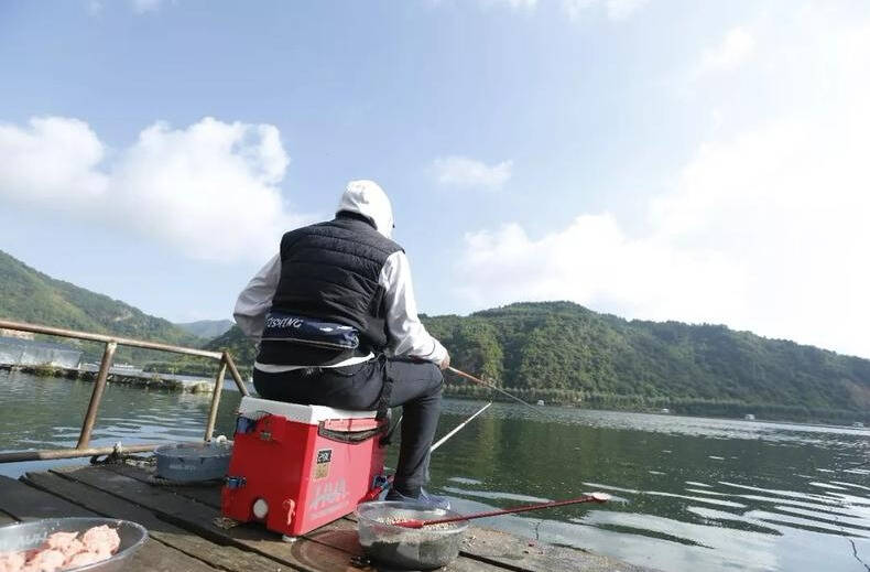 野钓鲫鱼3种民间配方..